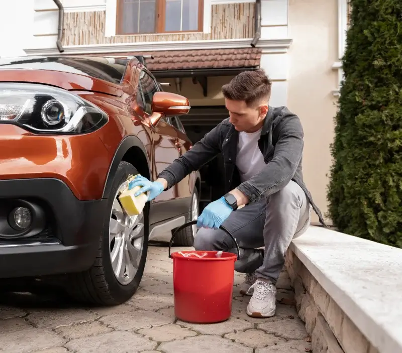 Lavage auto à domicile Courléon : professionnel intervenant sur un véhicule